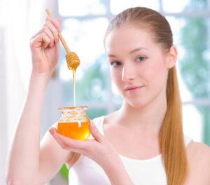 Top 6 Amazing Benefits of raw Honey for your Skin
